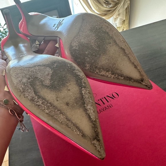 VALENTINO GARAVANI Rockstud Slingback Pumps in Fuchsia Patent Leather (EUR 39) - Picture 7 of 10